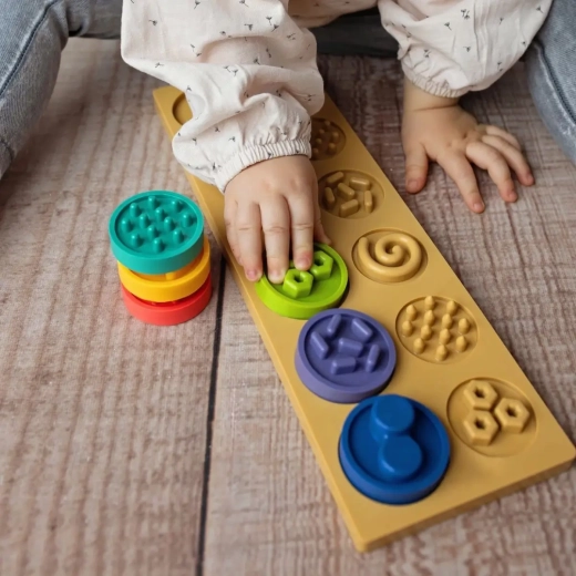 Multismyslová hra s texturami a barvami