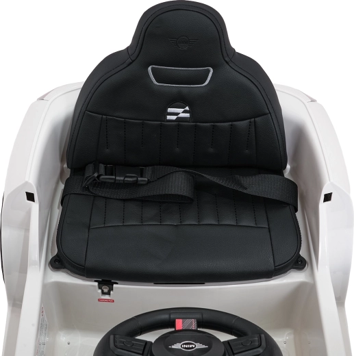 Pohodlné sedadlo z ekokůže s bezpečnostním pásem