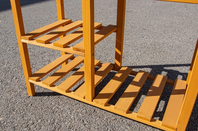 Prostorné otevřené police a háčky