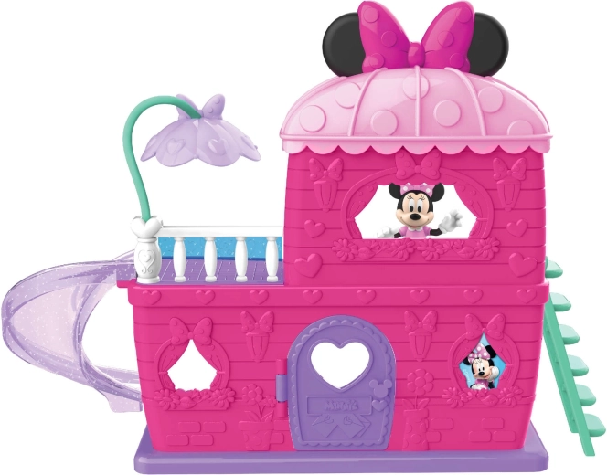 Dvoupatrové herní prostředí s balkonem