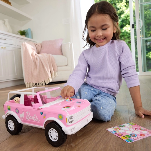 Prostor pro dvě panenky a terénní design Bronco