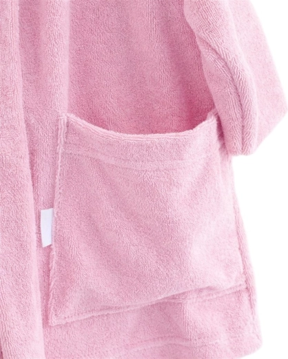 Praktický design: všitý pásek a hluboká kapsa