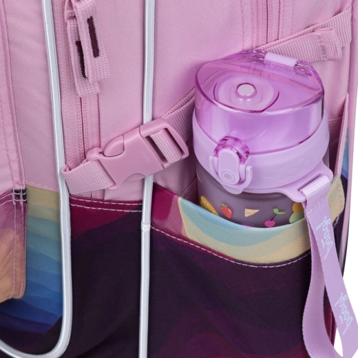 Praktické boční kapsy na láhev