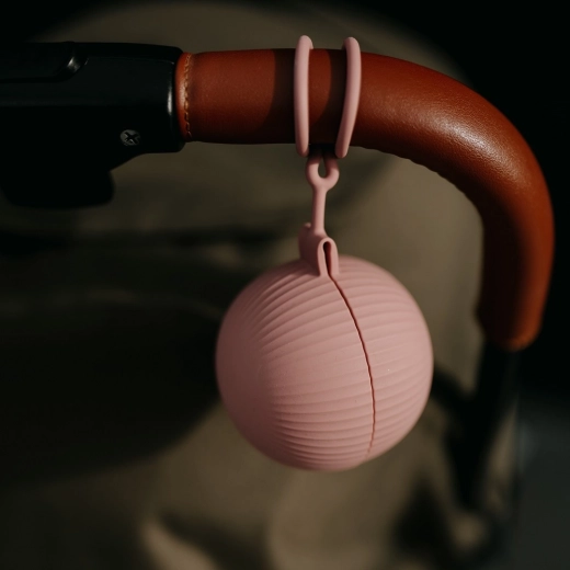 Snadné připnutí na kočárek nebo tašku