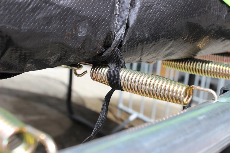 Odolné pružiny a krycí lem