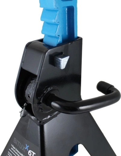 Široká stabilní základna a ocelová konstrukce