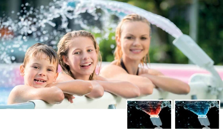 Čtyřbarevná světelná show ve vodní kaskádě