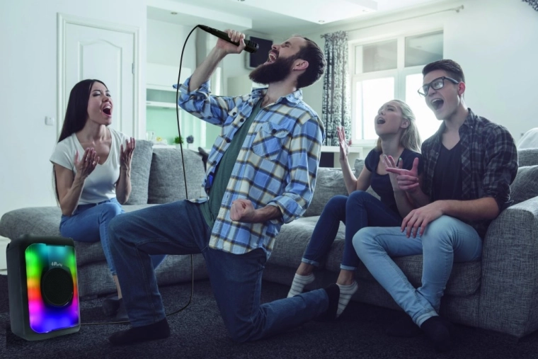 Karaoke zábava s mikrofonem