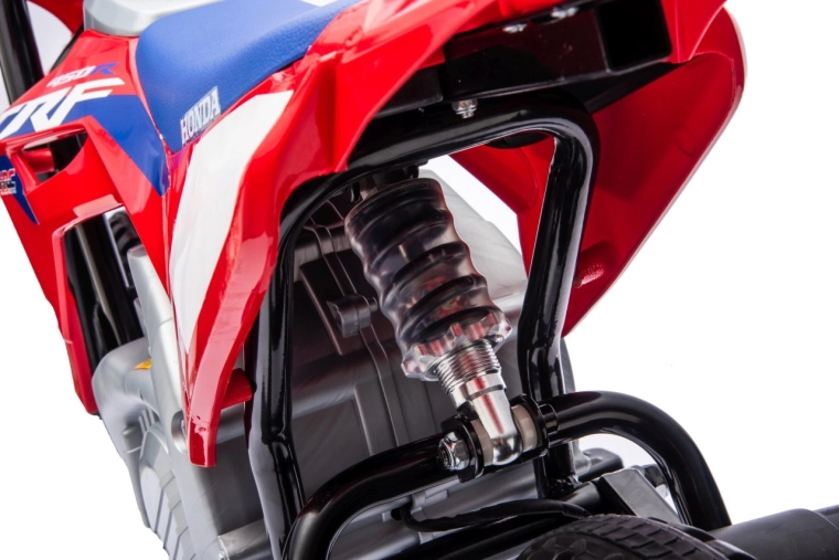 Zadní nastavitelný tlumič a stabilizační kolečka