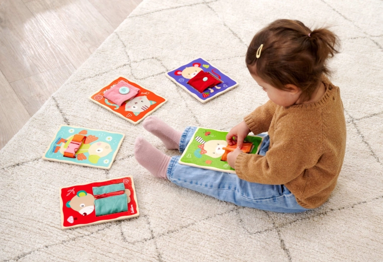 Učení oblékání hrou