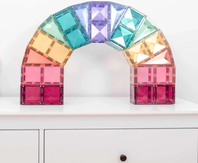 Pastelové barvy a průhledný design