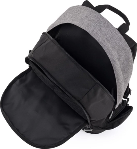 Tříkomorová organizace a kapsa na notebook