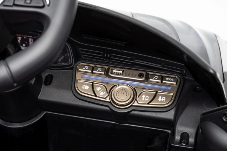 Multimédia s Bluetooth, USB, MP3 a AUX