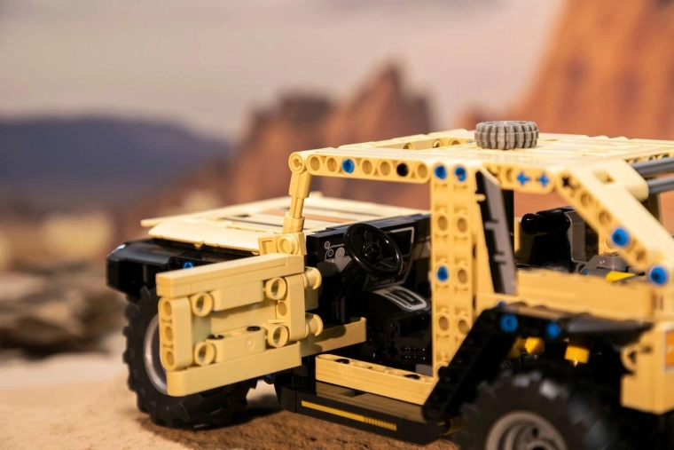 Otevírací dveře a realistický interiér