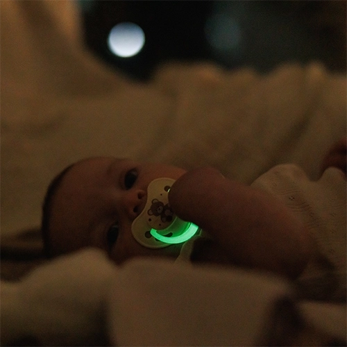 Noční klid se svítícím úchytem