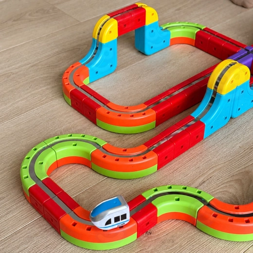 Nabíjecí vláček s USB kabelem