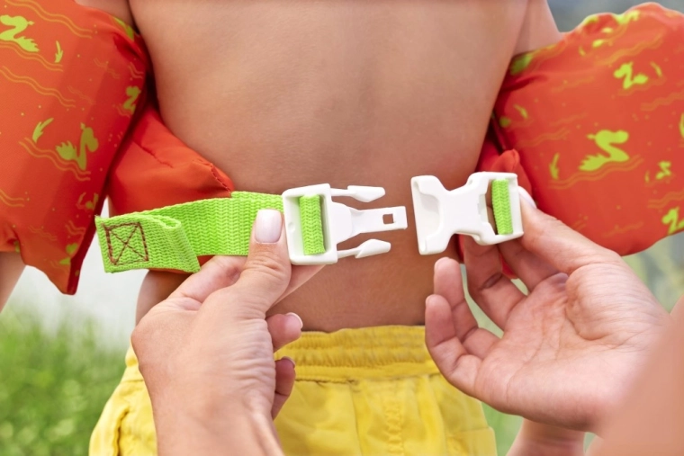 Bezpečné uchycení s nastavitelnou přezkou