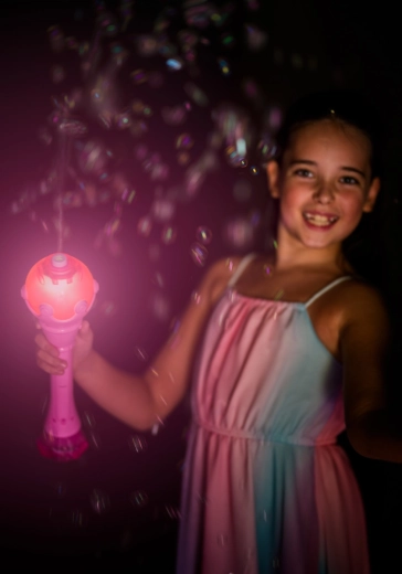 Svítí a hraje pro ještě větší efekt