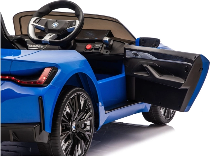 Otevírací dveře a přehledný kokpit