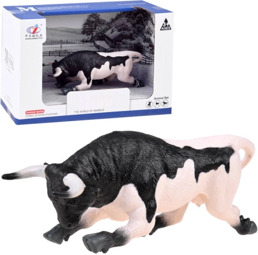 Zvířecí figurka černo-bílého býka připraveného k útoku
