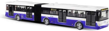 Kloubový autobus hlásící česky