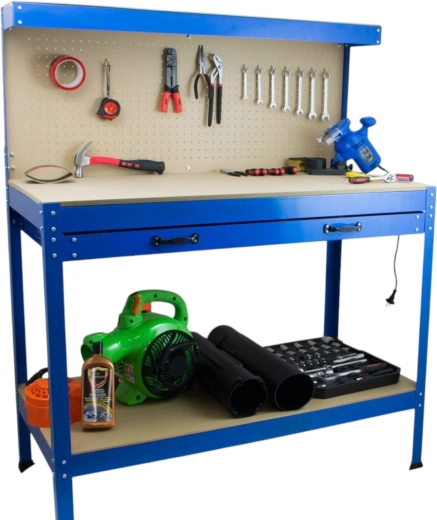 Organizace nářadí díky pegboardu, háčkům a držákům