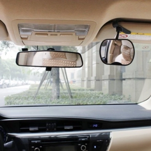 Širokoúhlý přehled díky vypouklému sklu