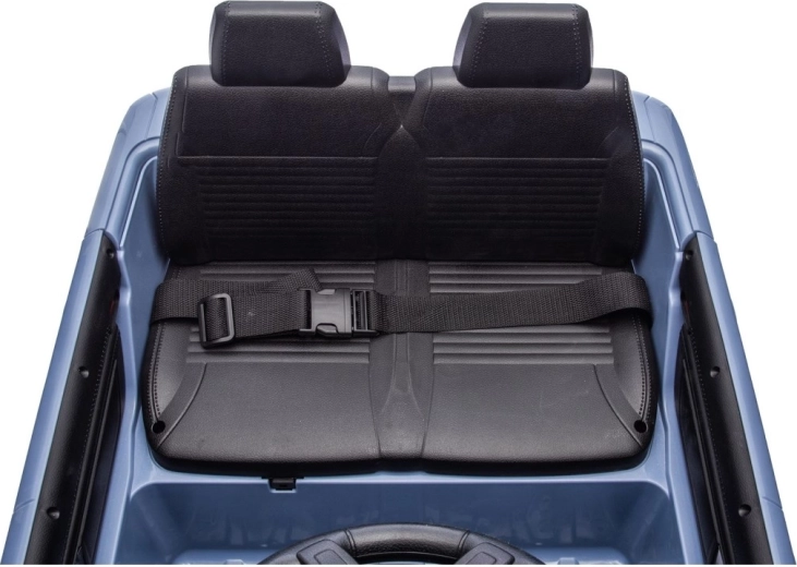 Dvě sedadla a bezpečné připoutání