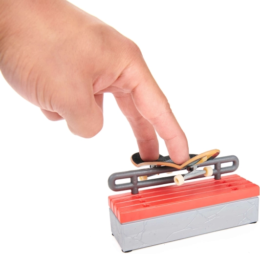 Lavička s grind rail pro triky a kombinace