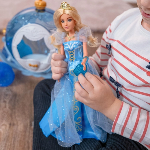 Princezna Lily v ledově modrých šatech