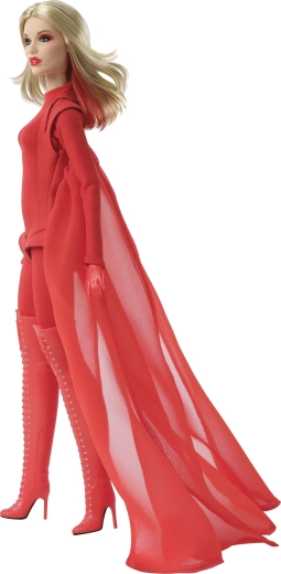 Ikonický červený outfit s pláštěm