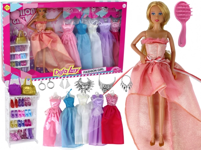 Panenka s dlouhými blond vlasy a příslušenstvím