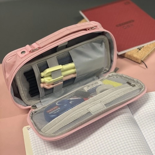 Síťované kapsy a úchyty pro lepší organizaci