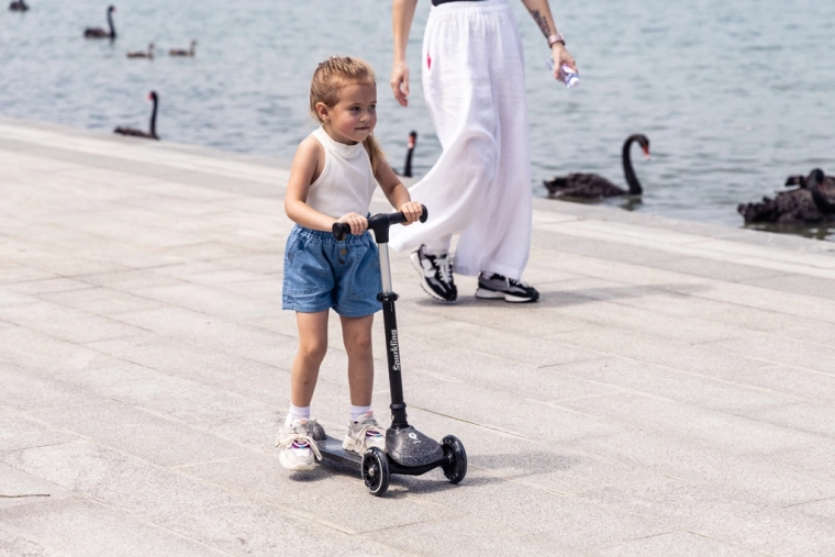 Intuitivní řízení nakláněním a stabilní tříkolová konstrukce