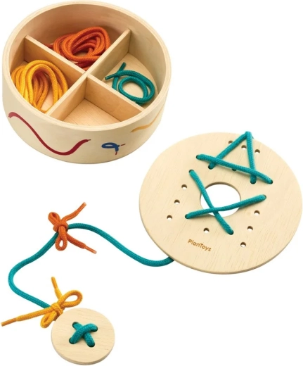 PlanToys provlékací destičky se tkaničkami v úložném boxu