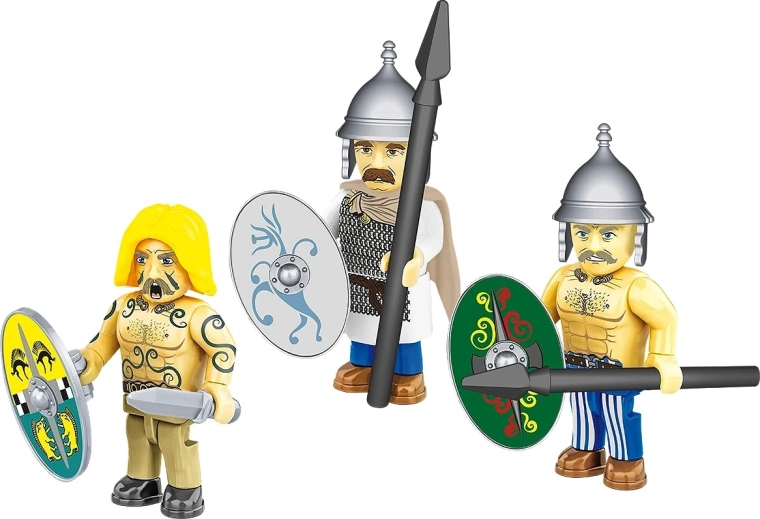 Tři detailně potištění kelští bojovníci