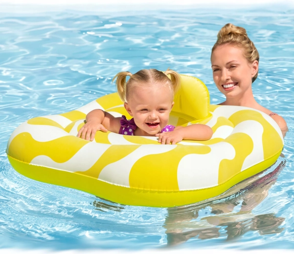 Integrovaný sedák s otvory na nožičky