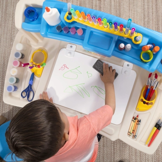 Velká pracovní plocha a suchostíratelná tabule