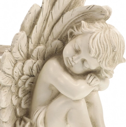 Jemná sochařská práce a vintage vzhled