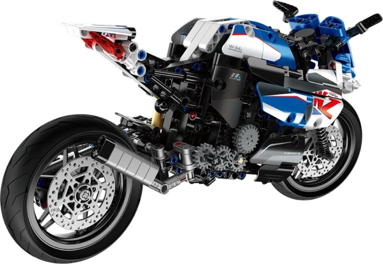 Detailní sportovní motorka s mechanickým vzhledem