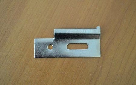 Závěs k rektifikační tyči pro zavěšení kuchyňské linky