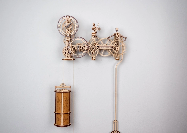 Funkční mechanické hodiny s kyvadlem