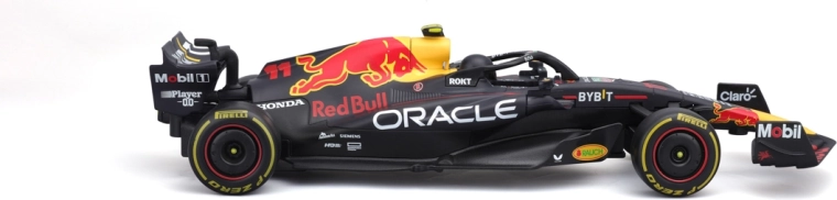 Realistický licencovaný vzhled RB19