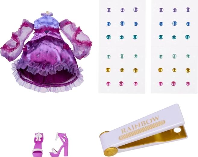 Stylový fialový outfit a doplňky