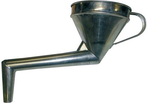 Kovová nálevka s ohnutým kolenem se sítkem