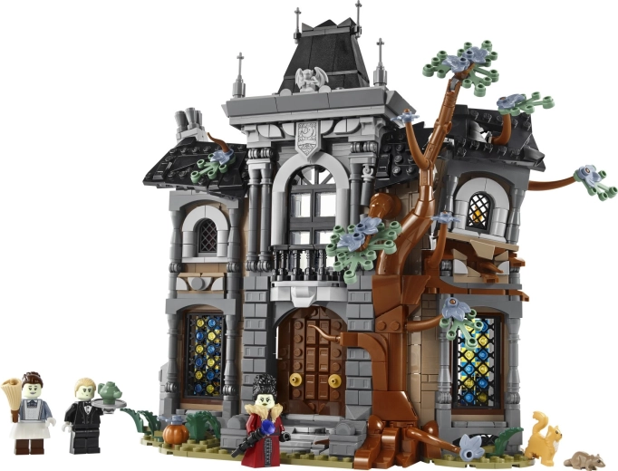 Temná výstavní dekorace s pokřivenou architekturou