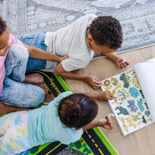 150 znovupoužitelných samolepek pro nekonečné příběhy