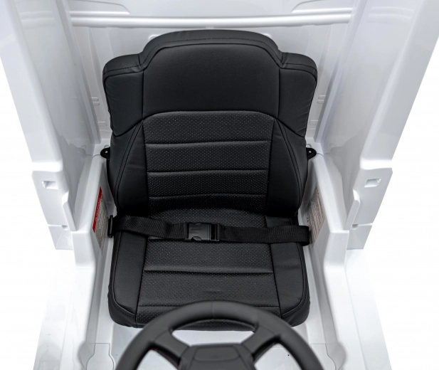 Komfortní sedadlo z eko kůže s pásy