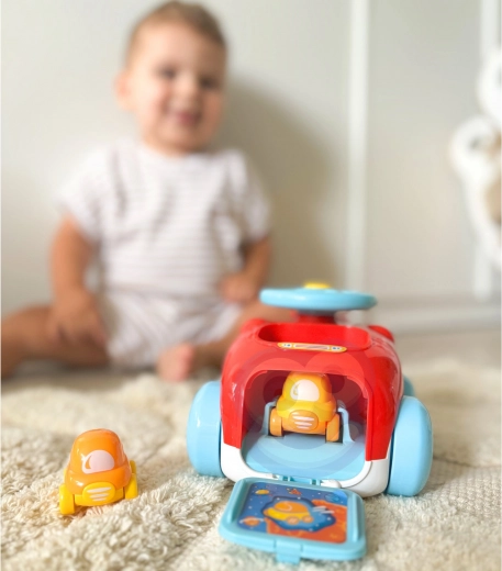 2 mini autíčka schovaná uvnitř