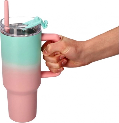 Pohodlné pití díky slámce a víčku